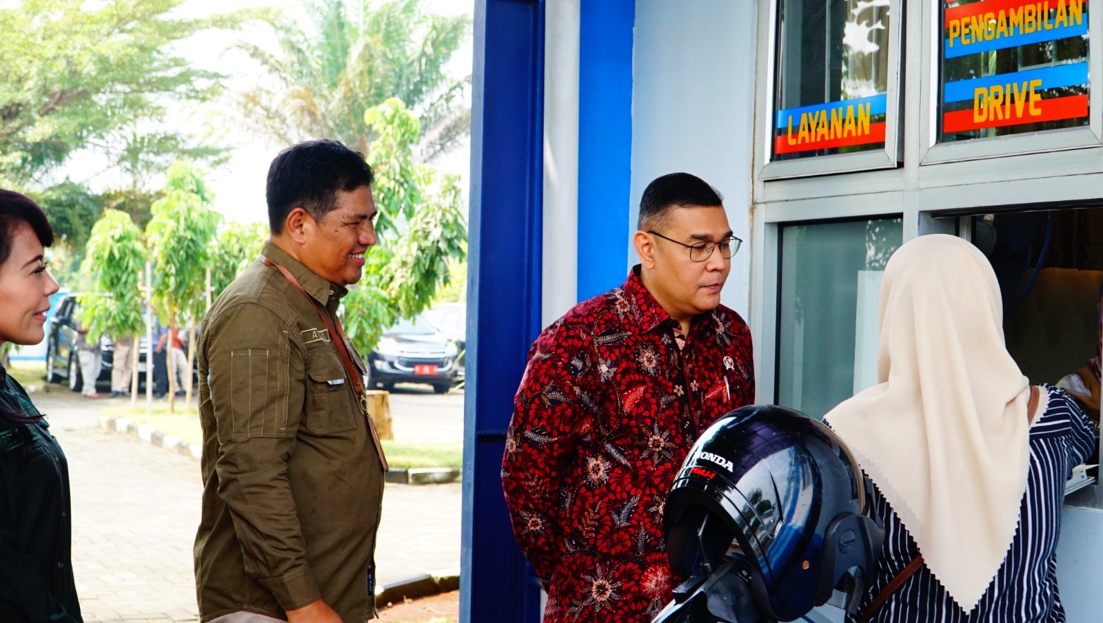 Wakil Menteri ATR/ Wakil Kepala BPN Bapak H. Ossy Dermawan Tinjau Langsung Pengambilan Sertipikat Drive Thru Kantah Kab. Kendal