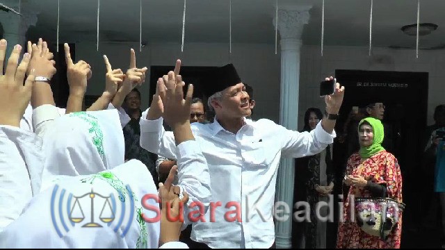 Gaya Presiden RI Jokowi Ditiru Cagub Ganjar Pranowo Ngevlog Dengan Santri di Ponpes Manbahul Hikmah