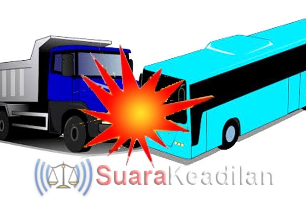 Hindari Penyeberang, Bus Coyo Hantam Truk Trailer