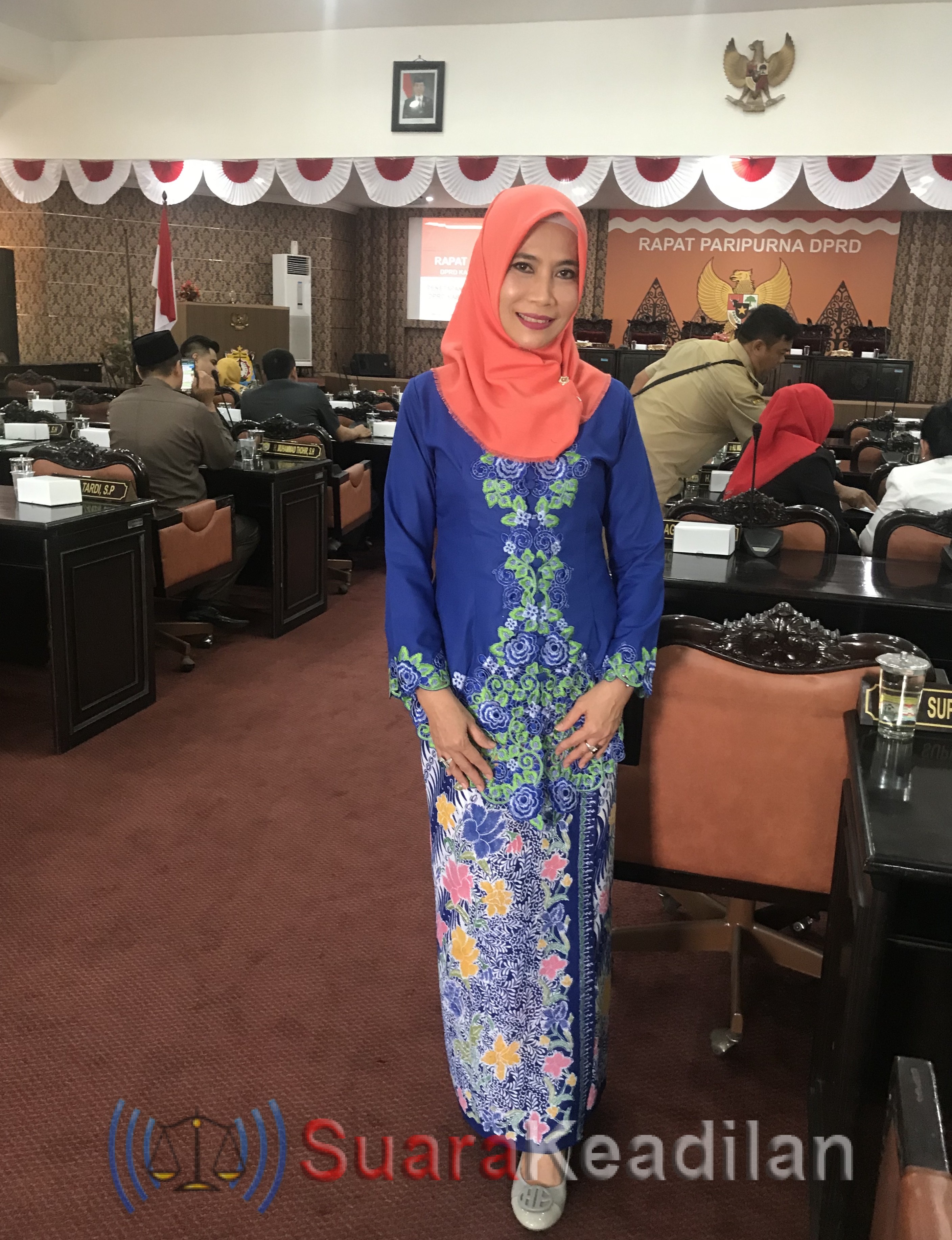 Lestarikan Busana Budaya Jawa, Widya Selalu Kenakan Kebaya Saat Kerja