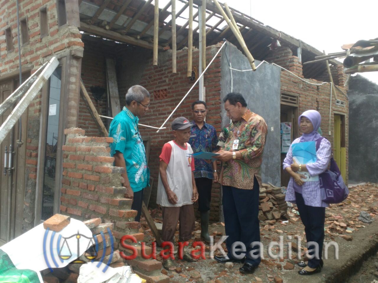 Saelany Machfud Serahkan Langsung Bantuan ke Empat Warga Korban Rumah Roboh