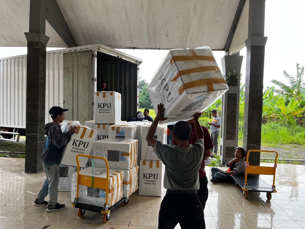 KPU Kendal Distribusikan Logistik Pilkada Lebih Awal