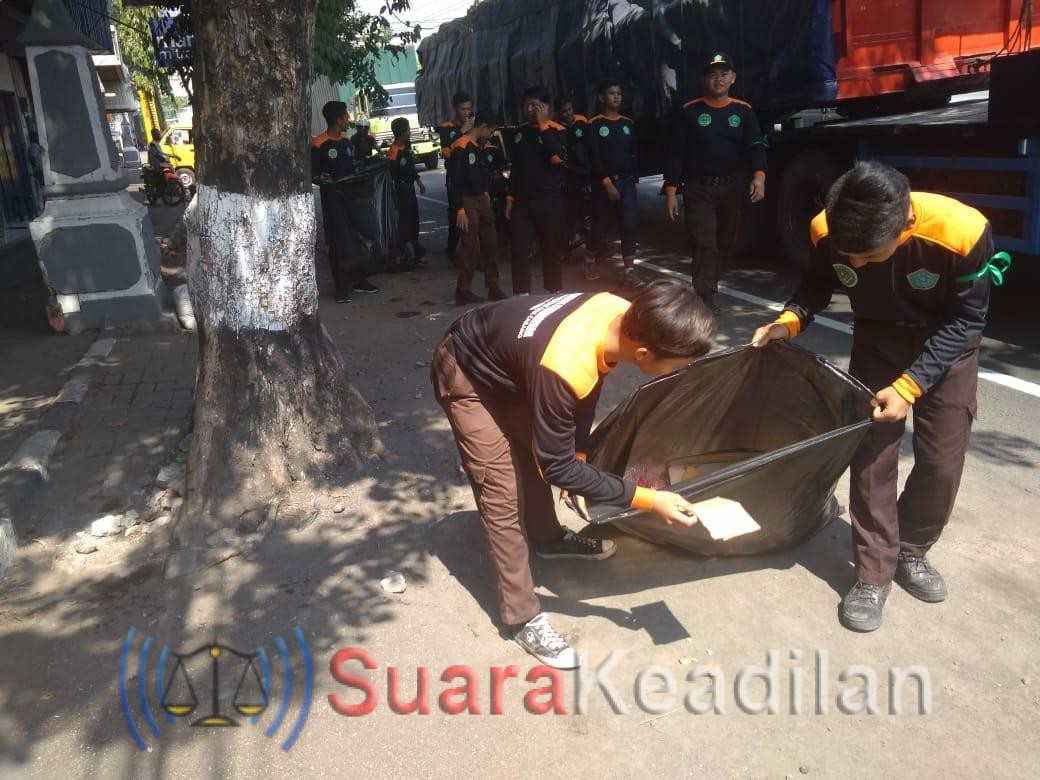 Puluhan Ribu Santri Meriahkan Jalan Sehat HSN