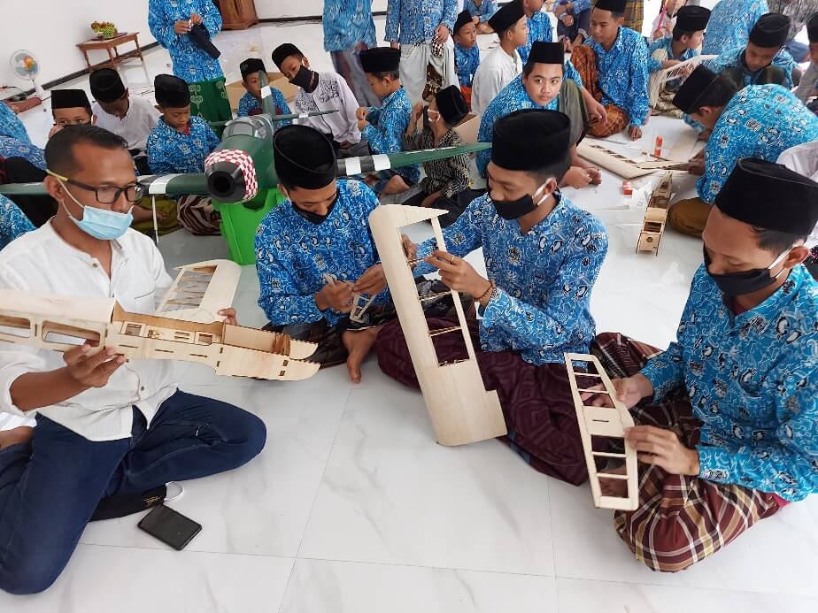 Aipda Sutrisno Latih Santri Ponpes Salafi Al Ma’wa Buat Pesawat Aero Modelling