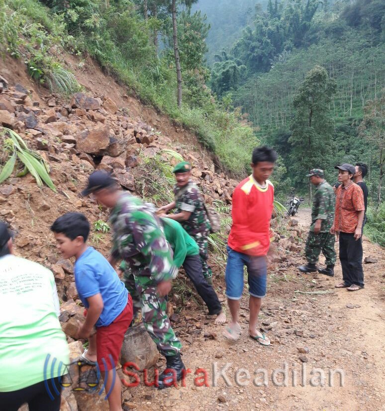 Akses Ke Obyek Wisata Curug Muncar Putus Akibat Adanya Longsor