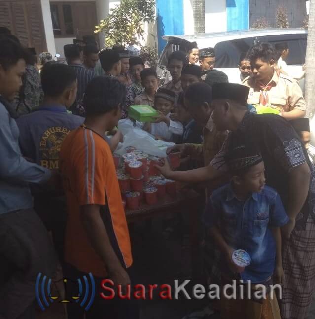 Polsek Brangsong Gelar Jumat Beramal, Bagikan Makan-Minum Gartis Di Masjid Baitus Salamah