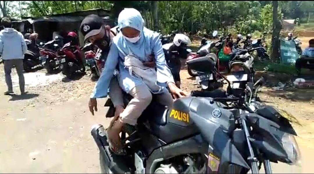 Aksi Heroik, Bripka Budi Suwito Rela Gendong Lansia Untuk Ikuti Vaksinasi