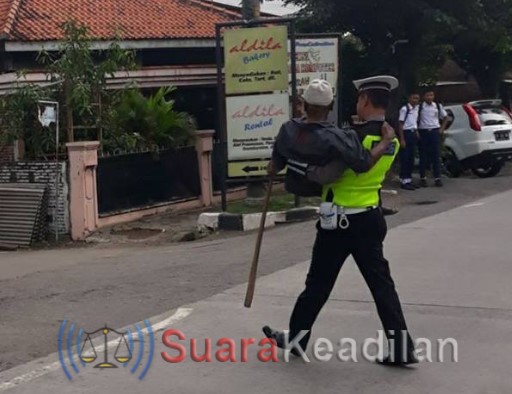 TOP !!! Brigadir ini bopong kakek yang kesulitan Menyebrang jalan