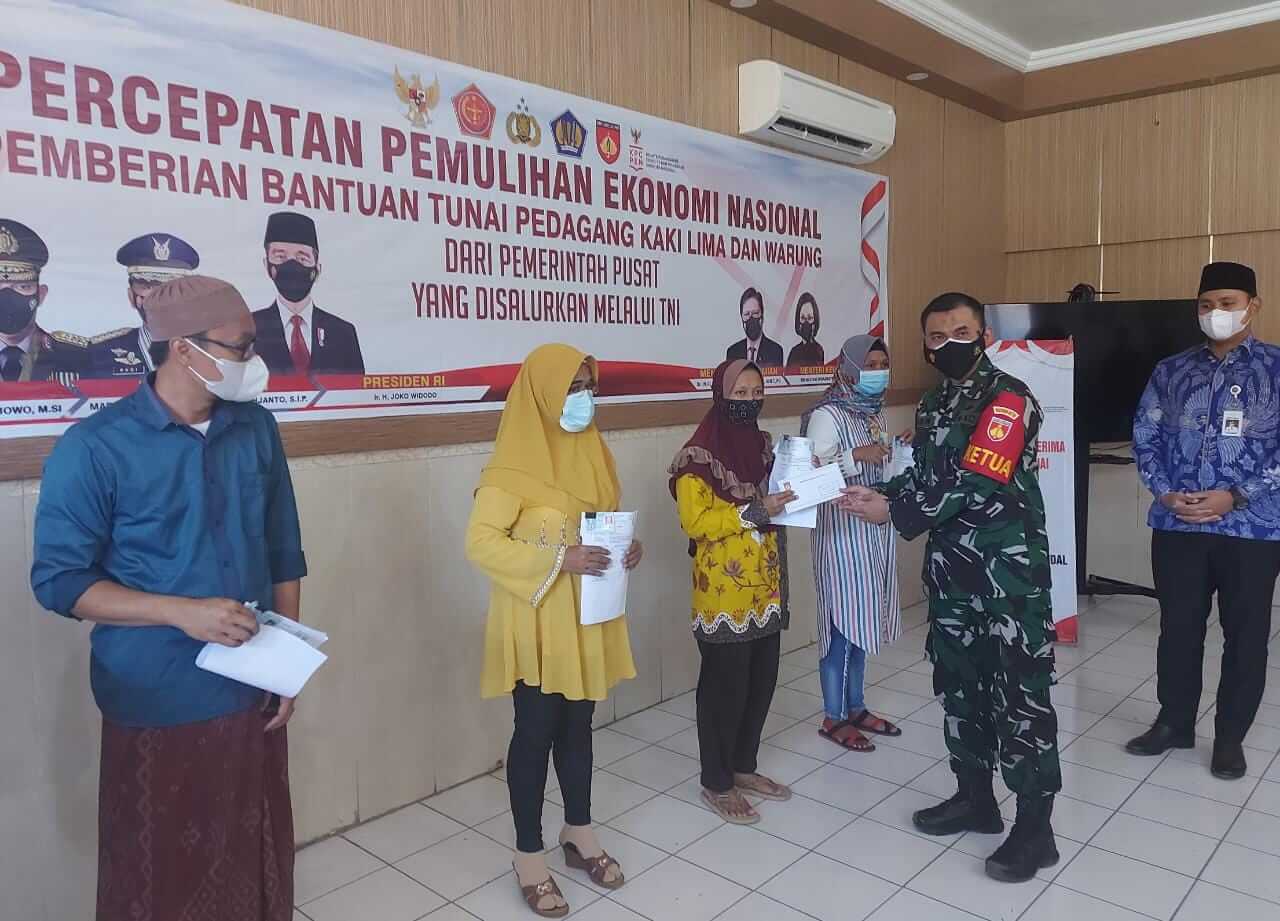 Kendal Bagikan 44 Ribu Bantuan Tunai Bagi PKL Dan Warung