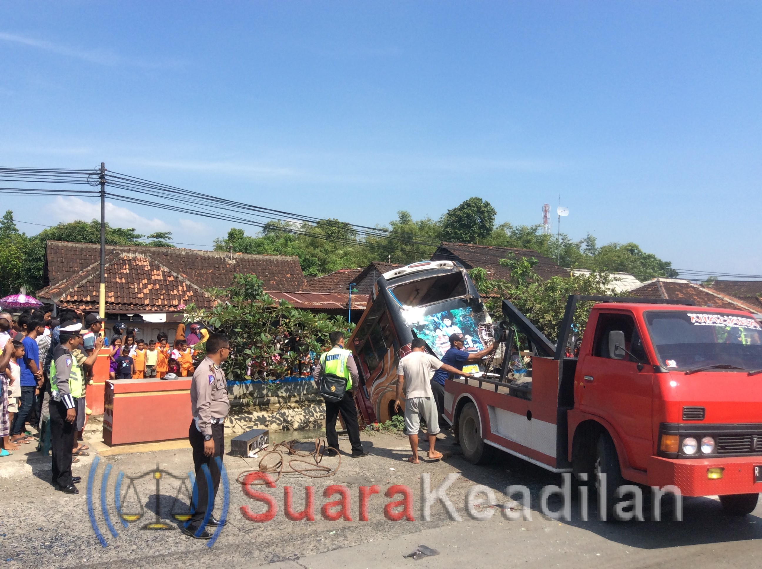 Truk vs Bus, 19 Penumpang Luka-Luka