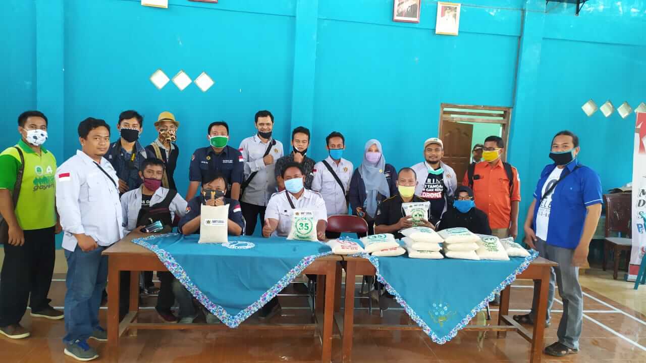 Bantu Warga Terdampak Corona, PWI Kendal Bagikan Beras di 6 Desa