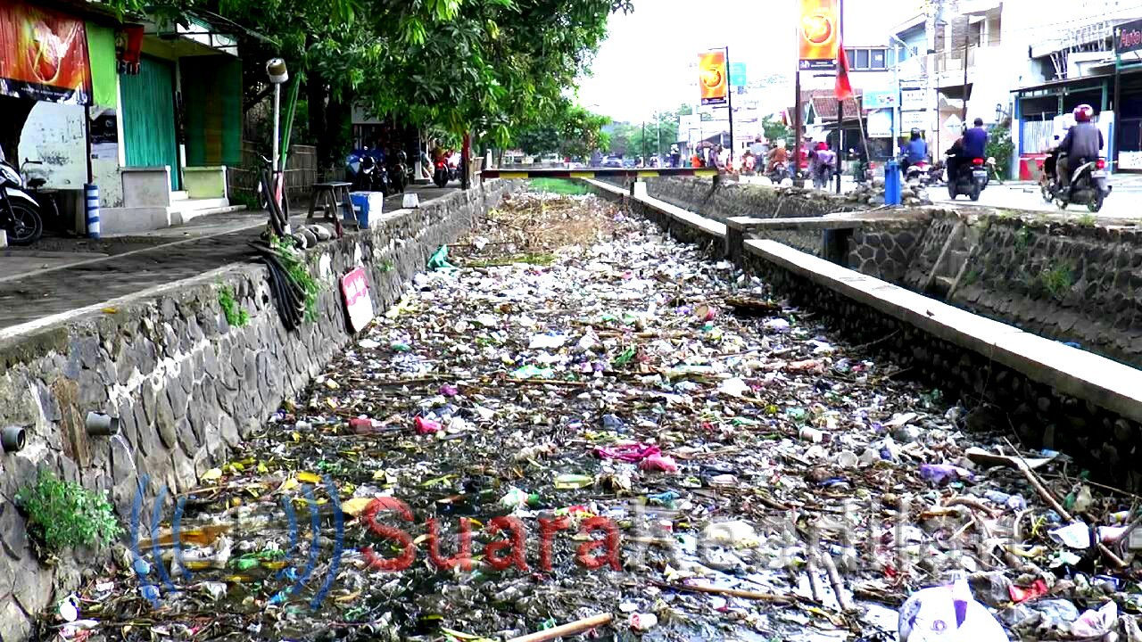 Sampah Penuhi Kali Aji