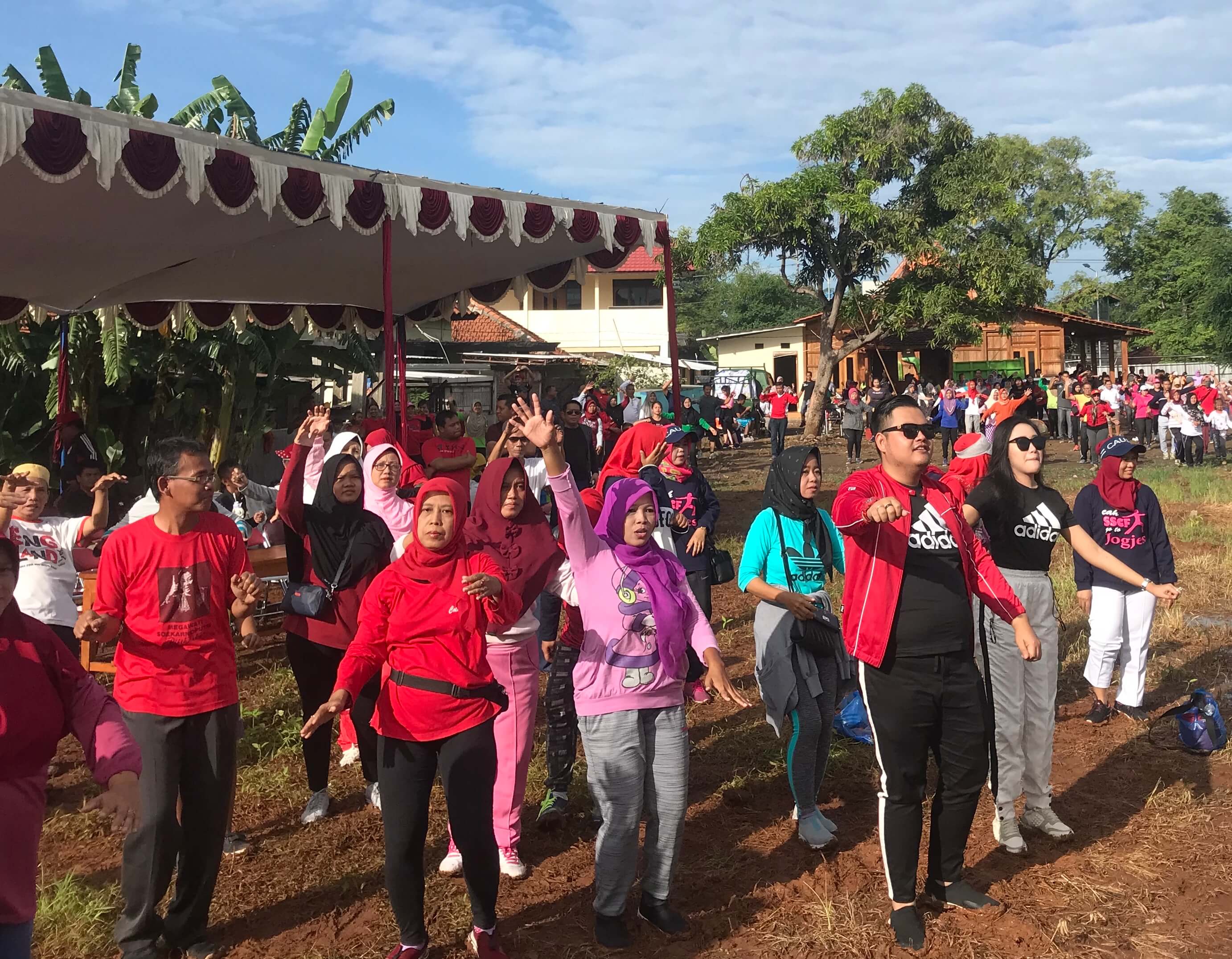 Ribuan Warga Kendal Senam dan Zumba Bareng Bacabup Falah