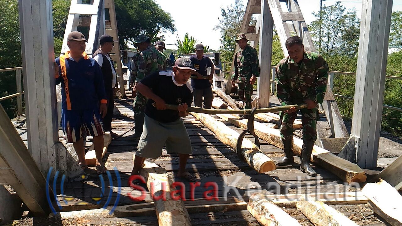 Koramil 08 Bojong – Masyarakat Gotong Royong Perbaiki Jembatan