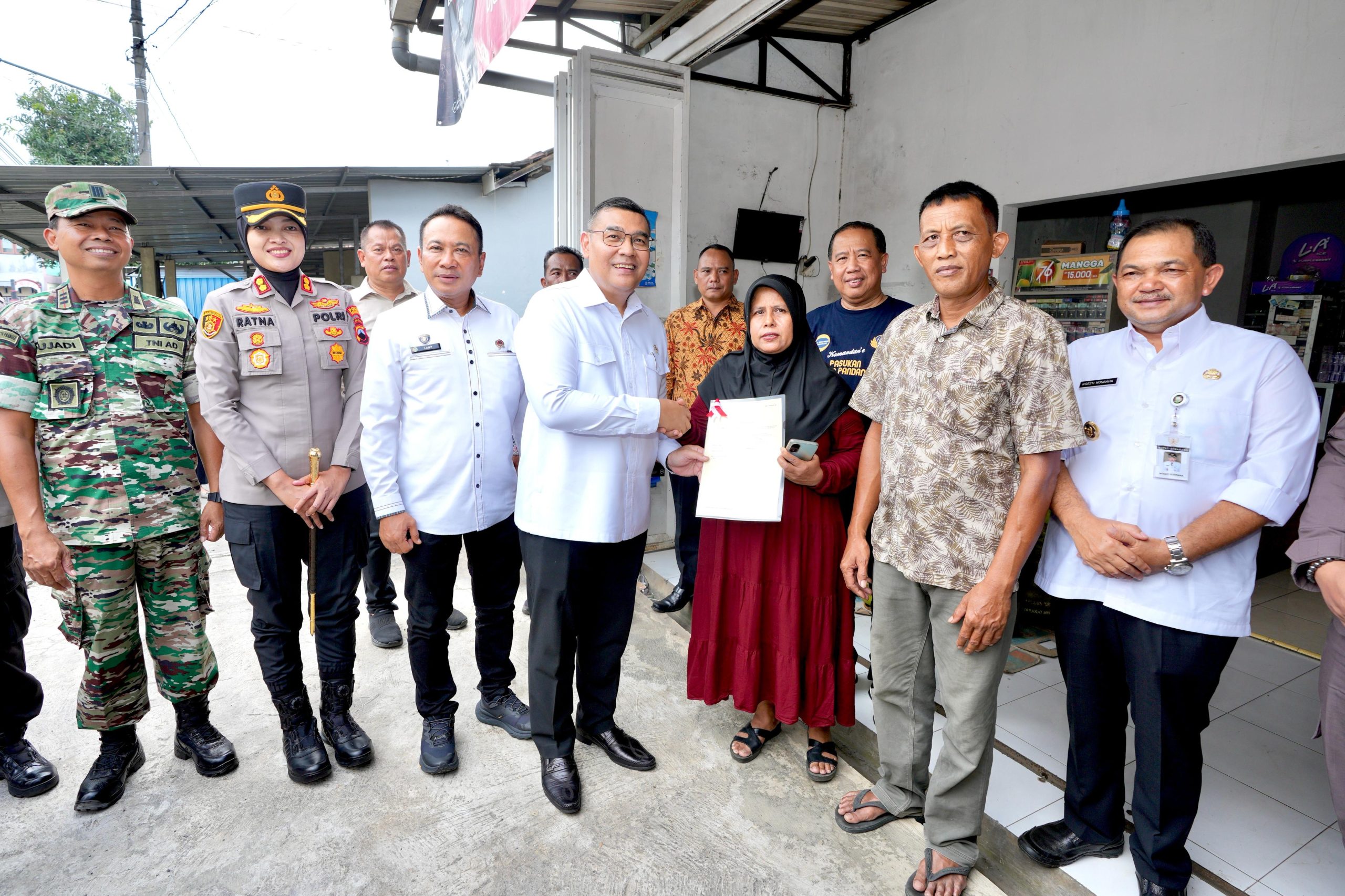 Serahkan Sertipikat Elektronik _Door to Door_ di Semarang, Wamen Ossy Tekankan Soal Keamanan dan Kemudahan Akses