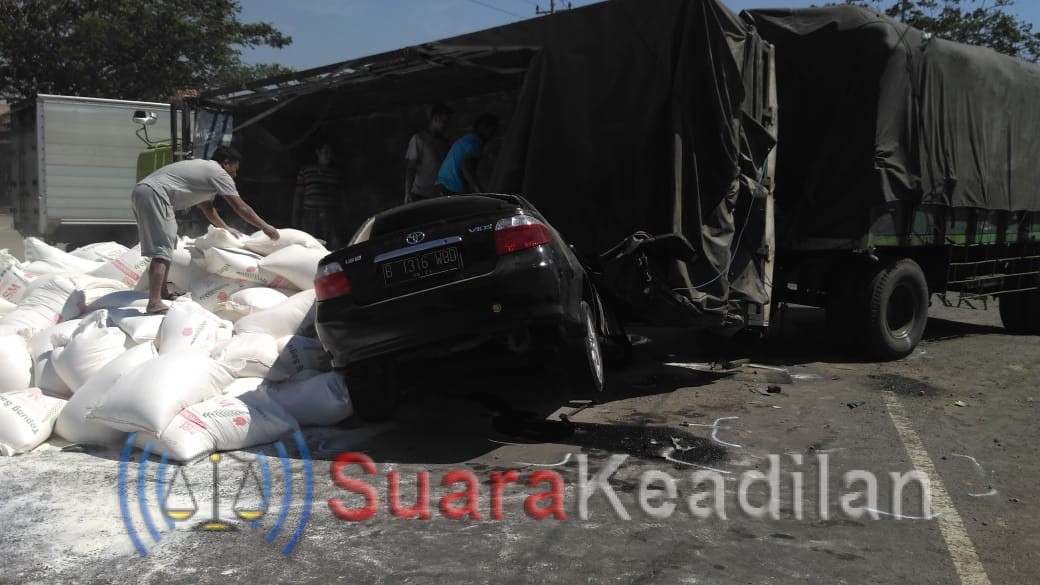 Kecelakaan Karambol, Sedan Vios Ringsek Tertimpa Truk