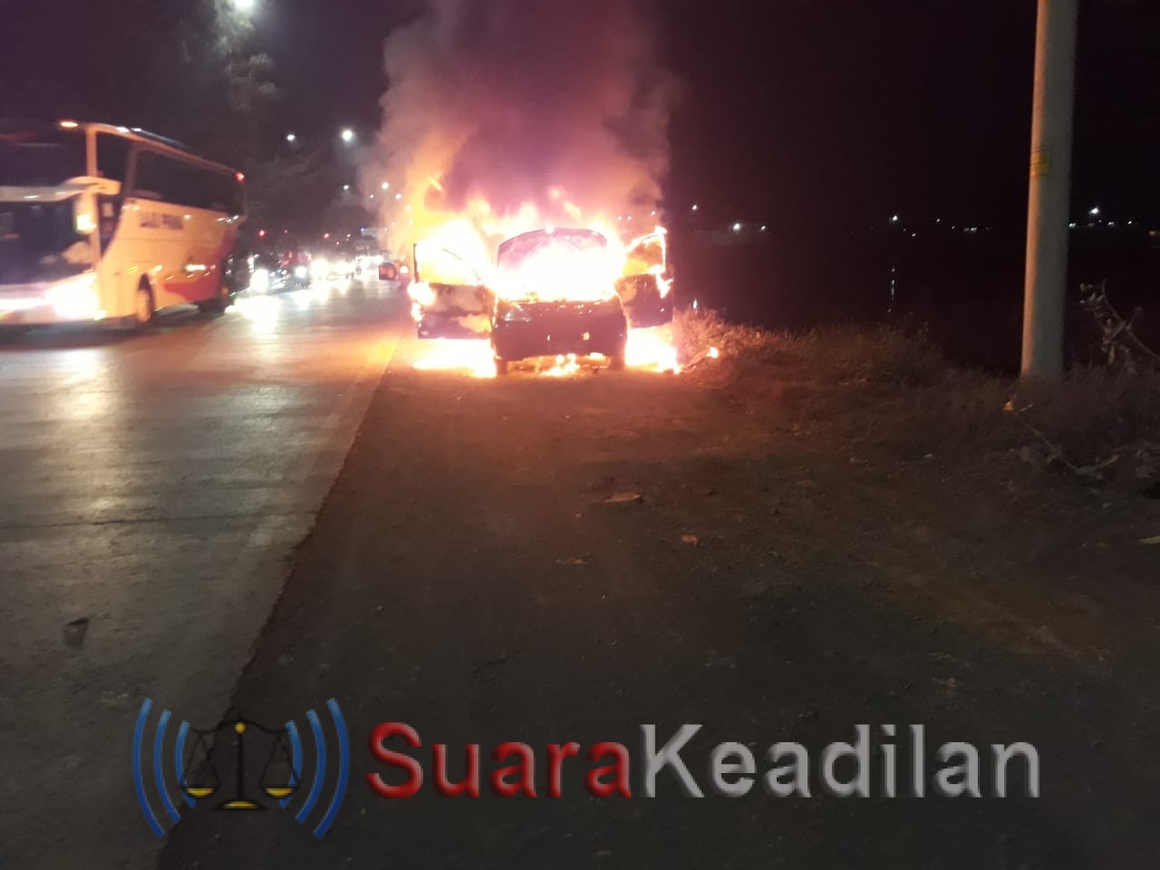 Xenia Terbakar Di Jalur Arteri Kaliwungu, Sopir Selamat