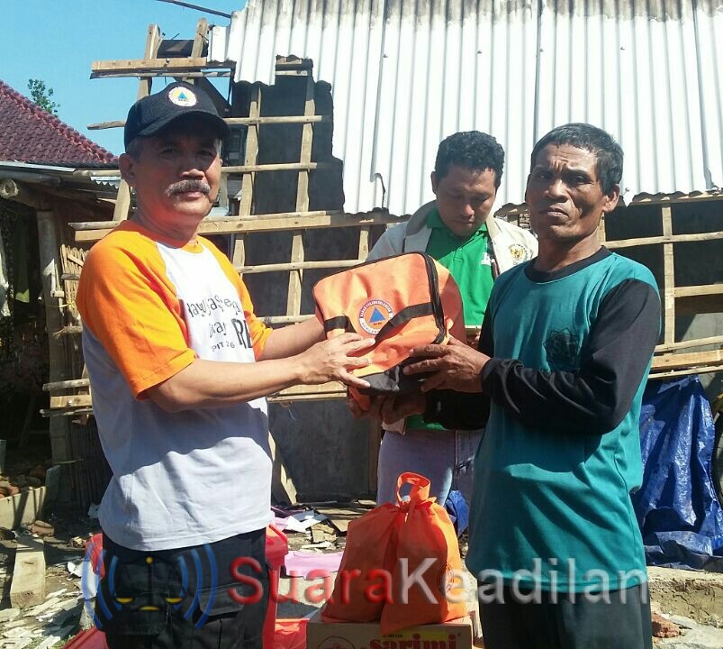 Komsun, Warga Gebang Terima Bantuan Logistik