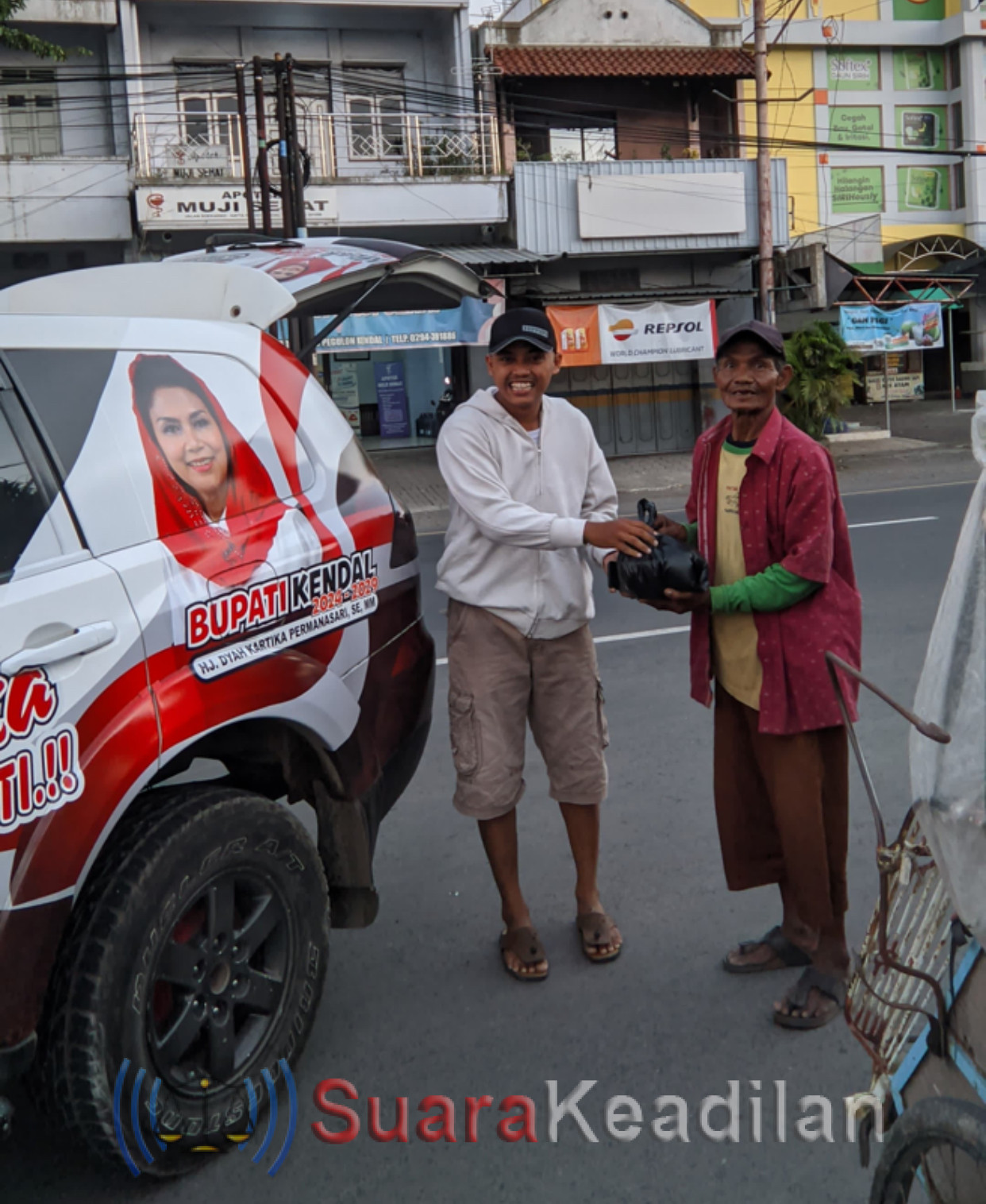 Tim Pemenangan Mbak Tika Bagikan Nasi Kotak Berisi Gulai Dan Tengkleng Kambing