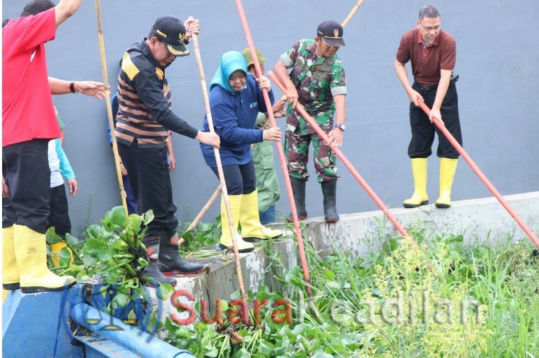 Kurangi sedimentasi, walikota dan sekda pemkot pekalongan bersih-bersih sungai bremi