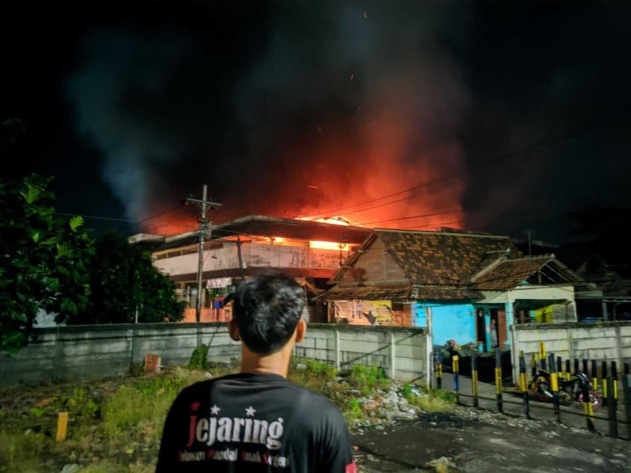 Pasar Terbesar Di Kendal Terbakar, 12 Jam Lebih Api Belum Bisa Dipadamkan