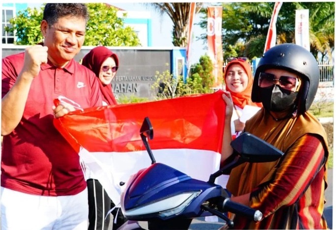 Kepala Kantor Pertanahan Kab. Kendal Bagikan Bendera Merah Putih, Dorong Masyarakat Menyemarakan HUT RI Ke-80