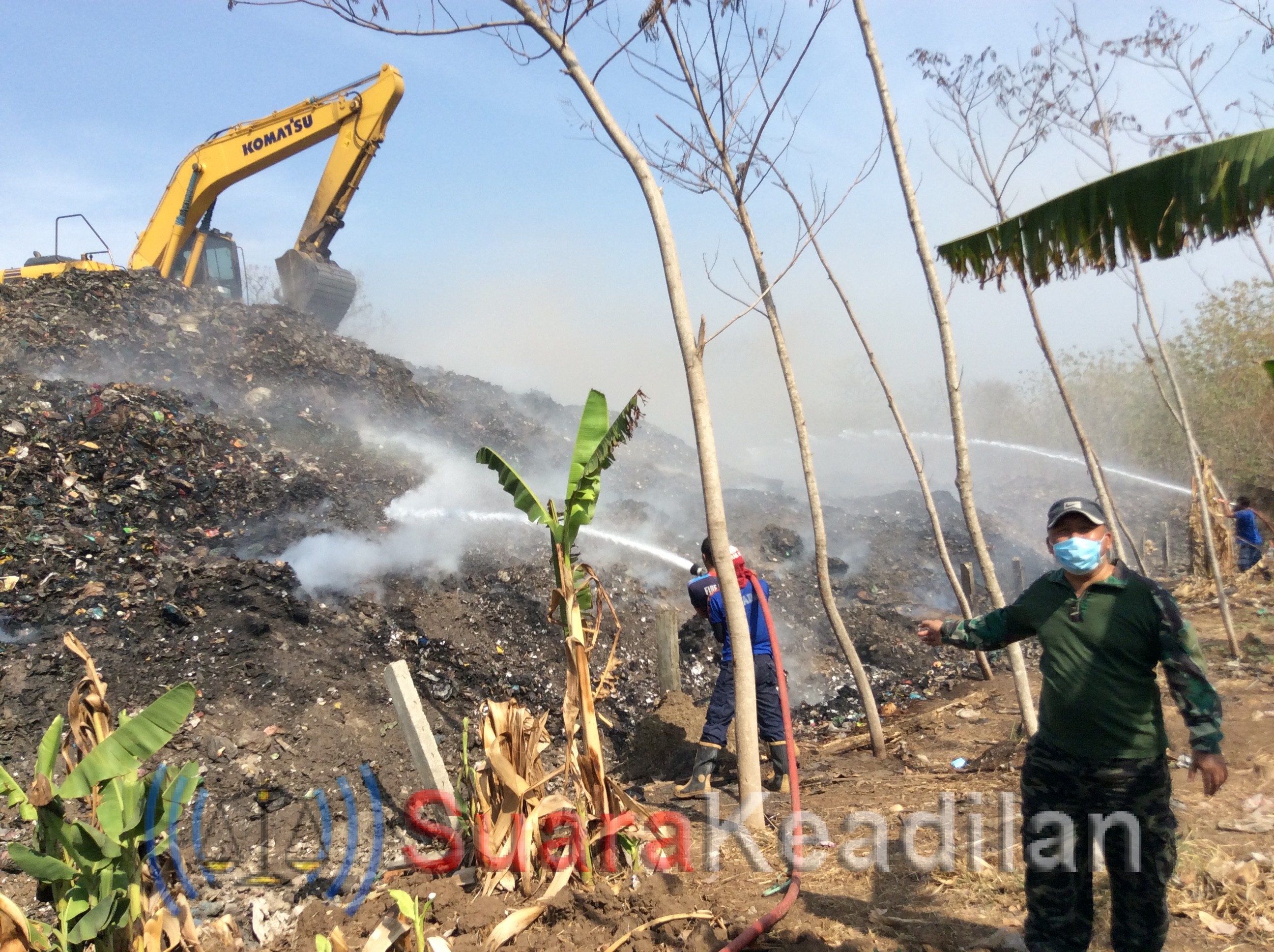 DLH Kerahkan Alat Berat-Mobil Pemadam Atasi Asap TPA Darupono