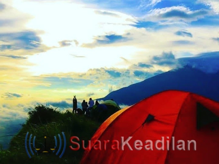 Menikmati Sunrise Keindahan 7 Gunung di Puncak Andong, Magelang
