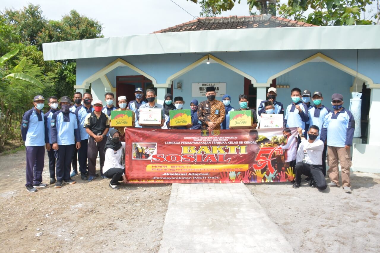Lapas Terbuka Kelas IIB Kendal Bagikan Sembako Kepada Warga Sekitar