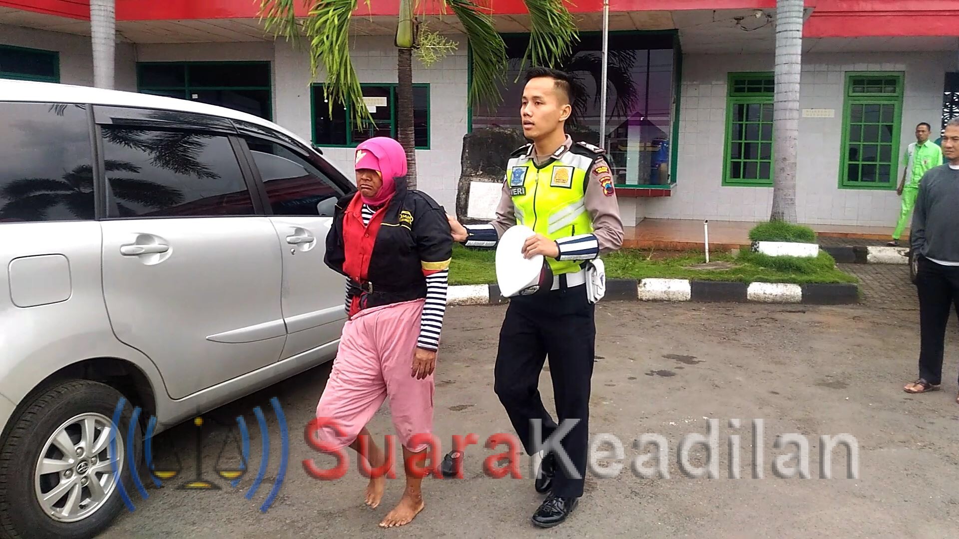 Brigadi Feri Berhasil Amankan Wanita Yang Dimassa