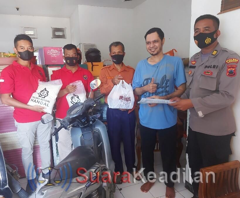 Humas Polres-PWI Kendal Beri Semangat Wartawan Sakit