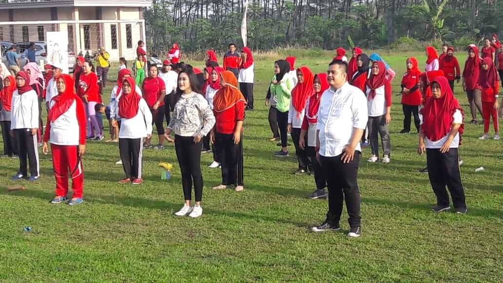 Meriahkan Hari Ibu, Bacabup Falah Dan Istri Senam Areobix Bersama Warga Pagerwojo