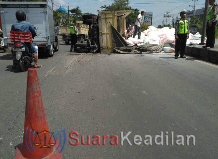 Akibat Patah As Truk Terguling Sebabkan Pantura Macet