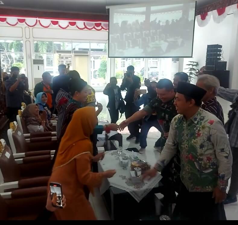 Peringati Hari Ibu, Pemkab Kendal Bagikan Sembako Hingga Premi BPJS Ketenagakerjaan Gratis Setahun