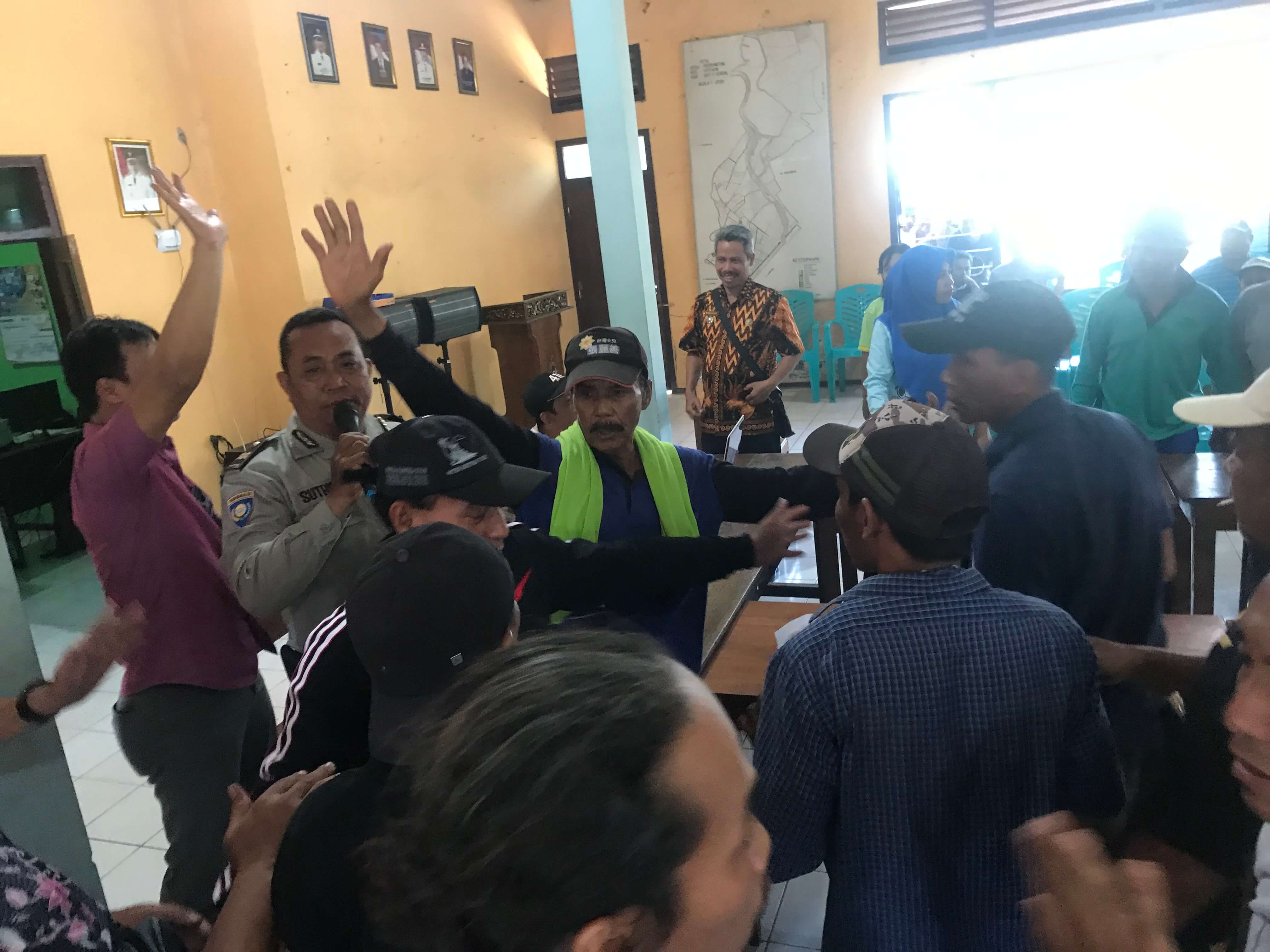 Warga Nyaris Keroyok Oknum Perangkat Desa Pemungut Uang PBB