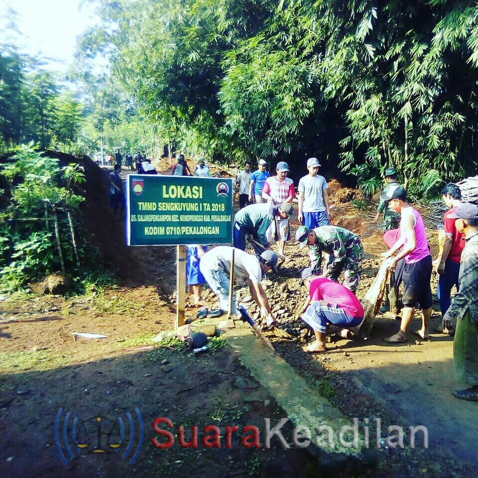 Cuaca Panas Ikut Membakar Semangat Satgas TMMD dan Warga Desa Galangpengampon