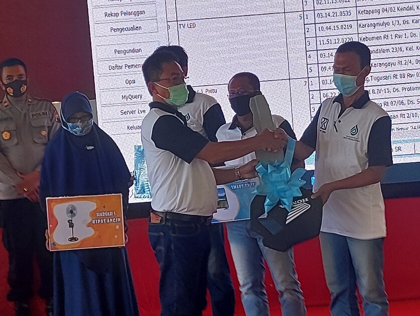 Wahyuningsih Dapat Hadiah Utama Undian Pelanggan Teladan PDAM