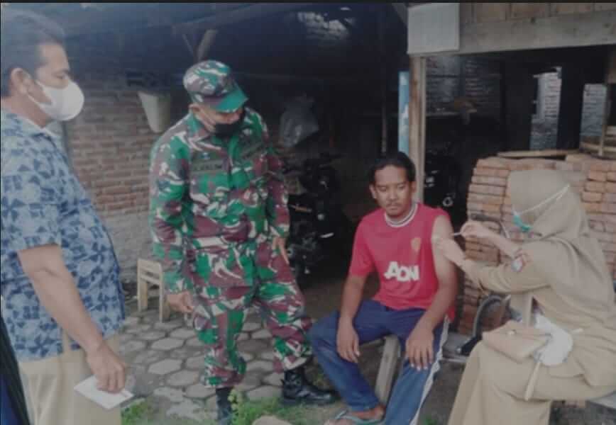 Babinsa Dan Nakes Brangsong, Vaksinasi Door To Door Di Turunrejo