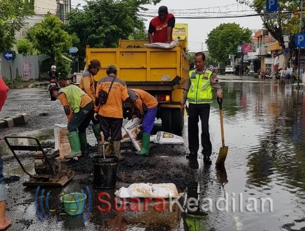Membahayakan Pengendara, Jalan Berlubang Ditambal