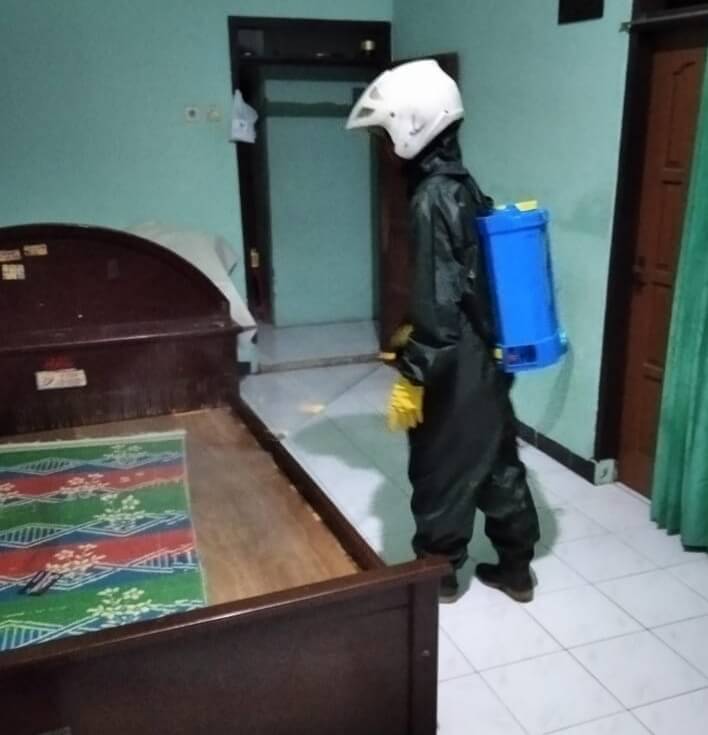 Antisipasi Penularan, Rumah Pasien Positif Covid-19 Disemprot Desinfektan