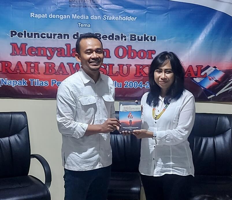 Bawaslu Launching Dan Bedah Buku ‘Menyalakan Obor Sejarah Bawaslu Kendal’