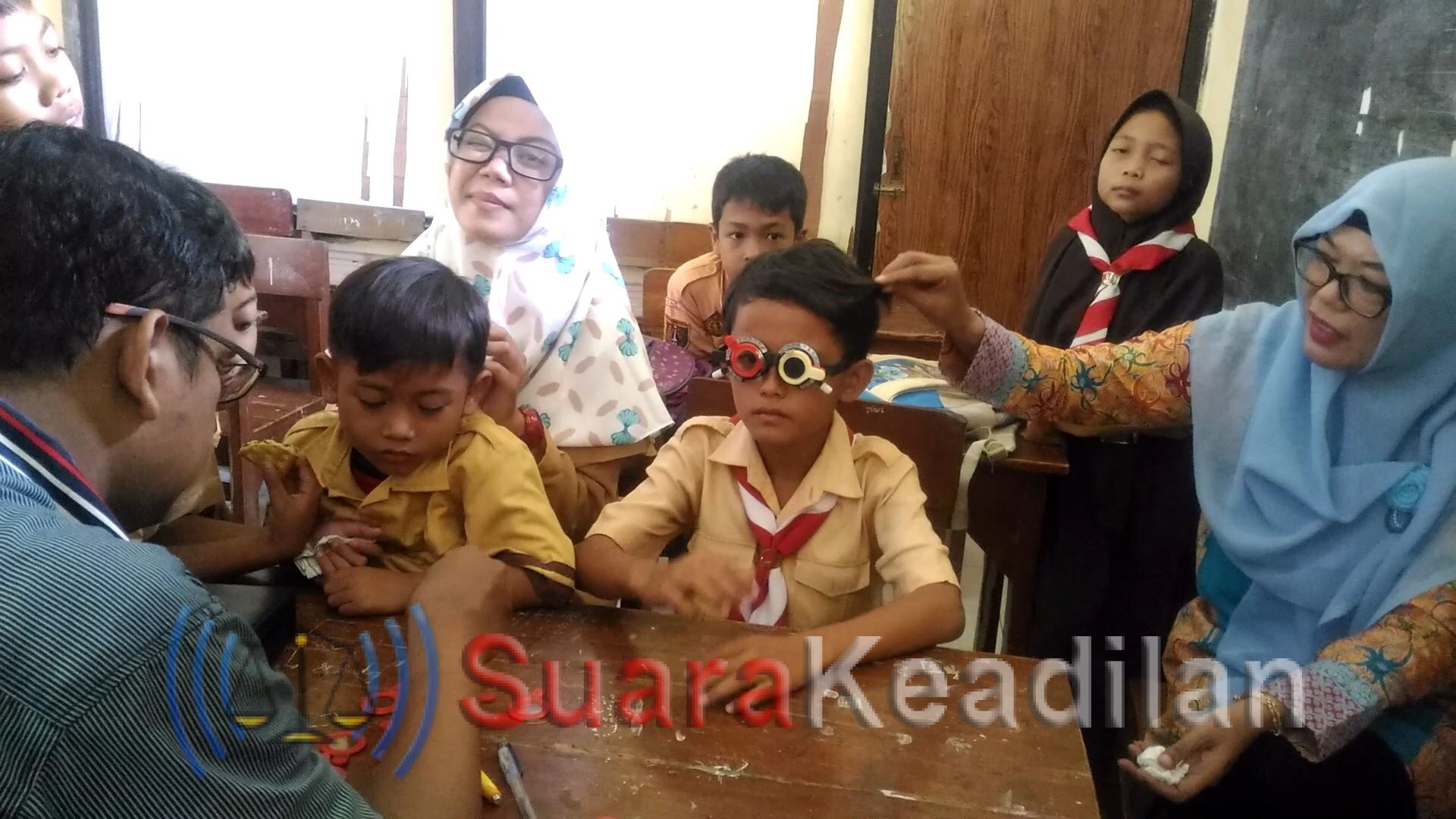 Komunitas Sedekaholic Kendal membagikan 50 kacamata gratis