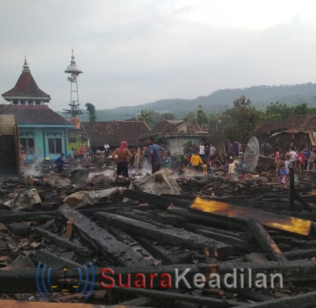 Diduga Konsleting, 21 Rumah-1 Mushola Di Taruman Terbakar