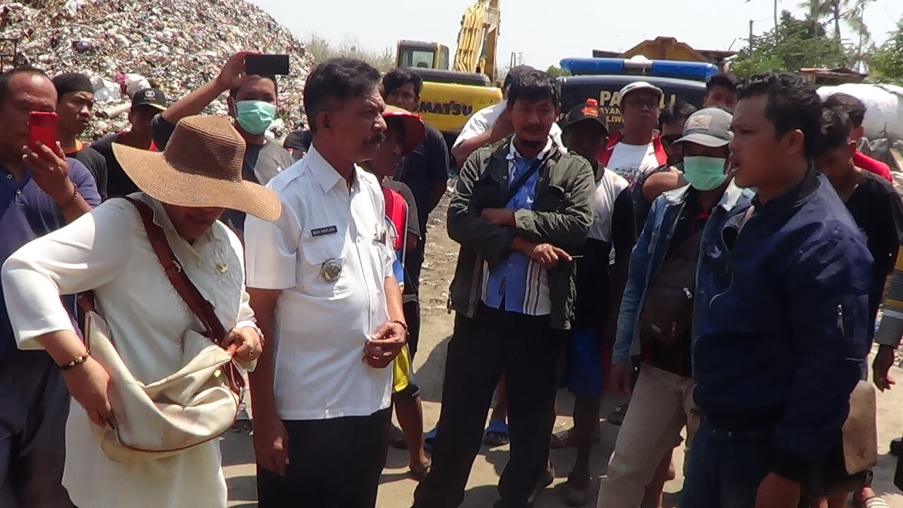Warga Sempat Adu Mulut Dengan Sopir  Truk Pengangkut Sampah
