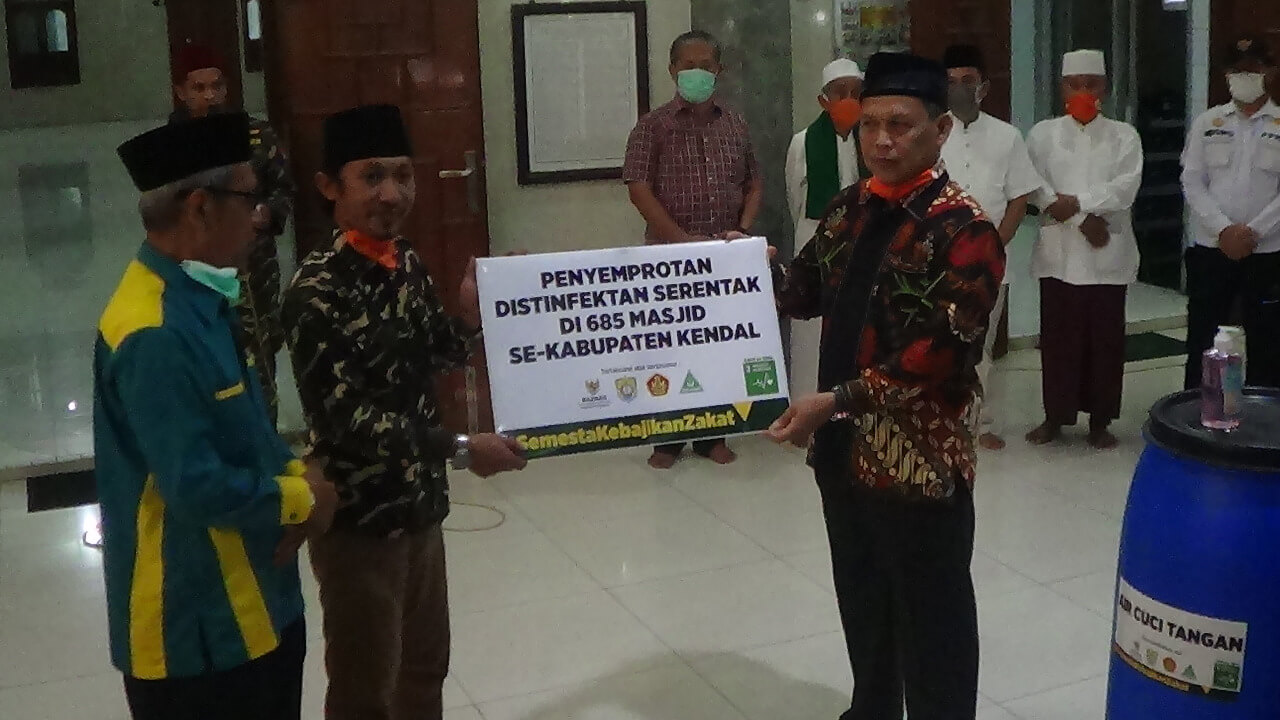 Antisipasi Penularan Corona Baznas Kendal Semprot Disinfektan 685 Masjid