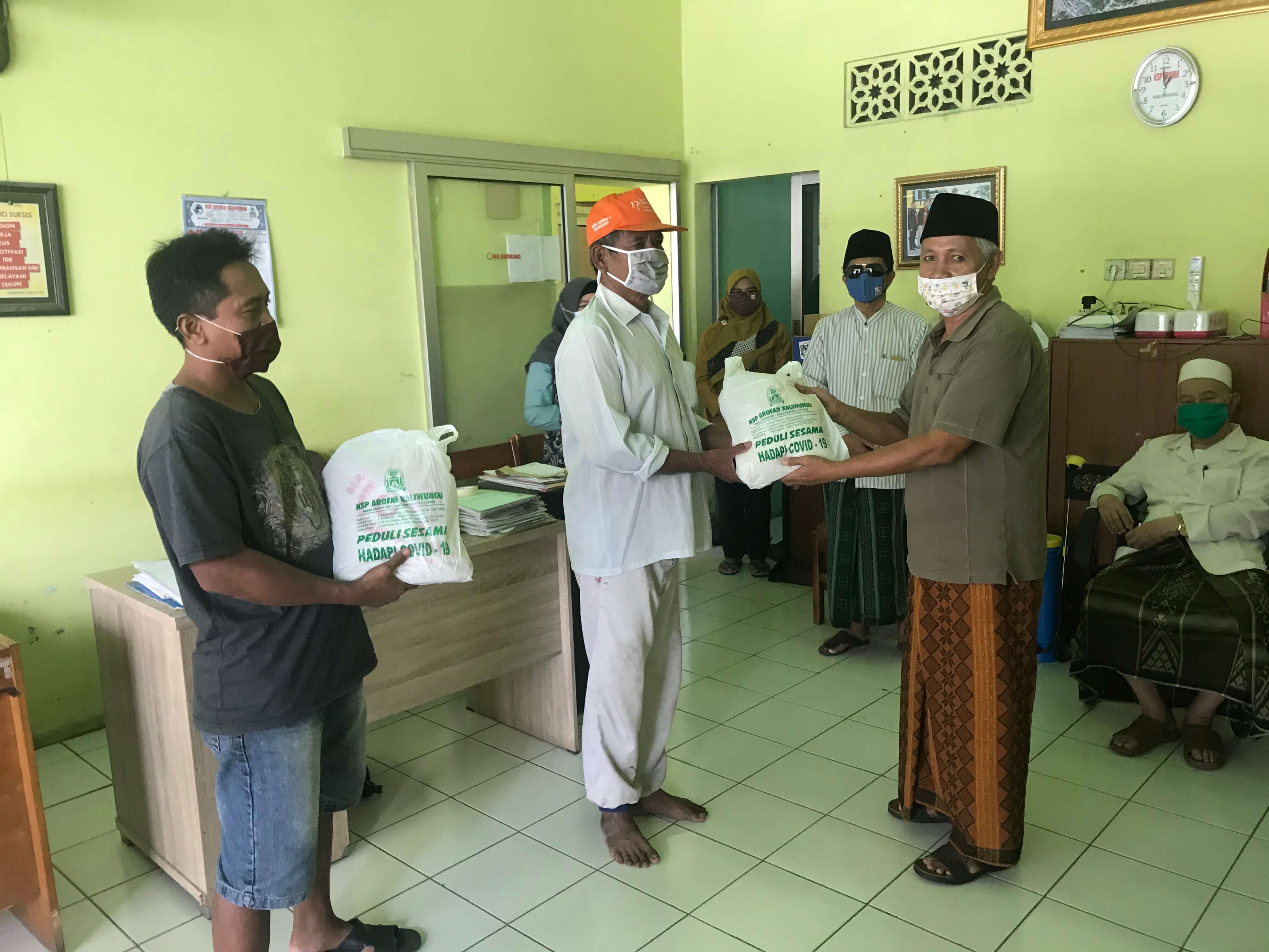 Koperasi Arofah Bagikan 1000 Paket Sembako Dan Masker Gratis Bagi Warga Terdampak Corona