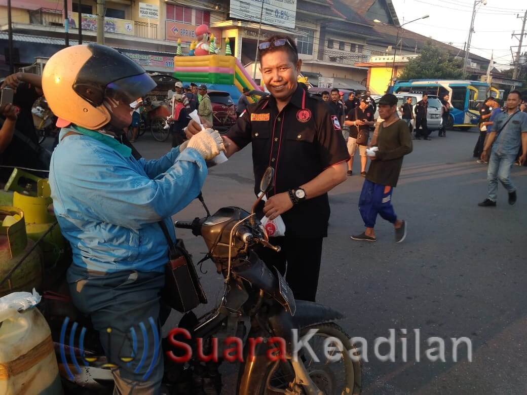 Kelabang Hitam Bagi-Bagi Takjil Ke Pengguna Jalan Pantura