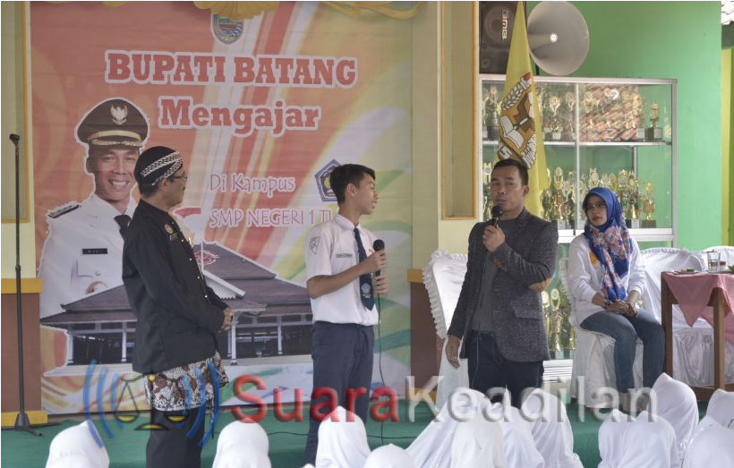 Bupati Wihaji Mengajar Budi Pekerti Di SMPN 1 Tulis