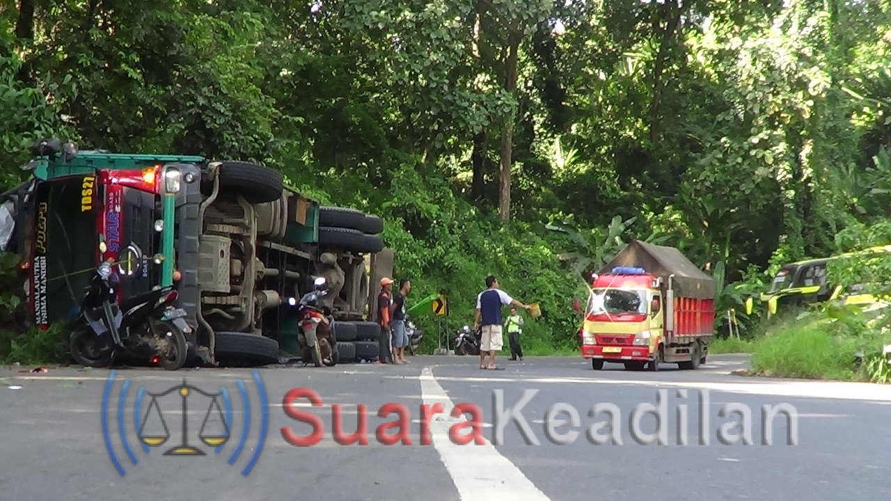 Akibat Rem Blong Truk Terguling di Jalur Tengkorak Poncowati