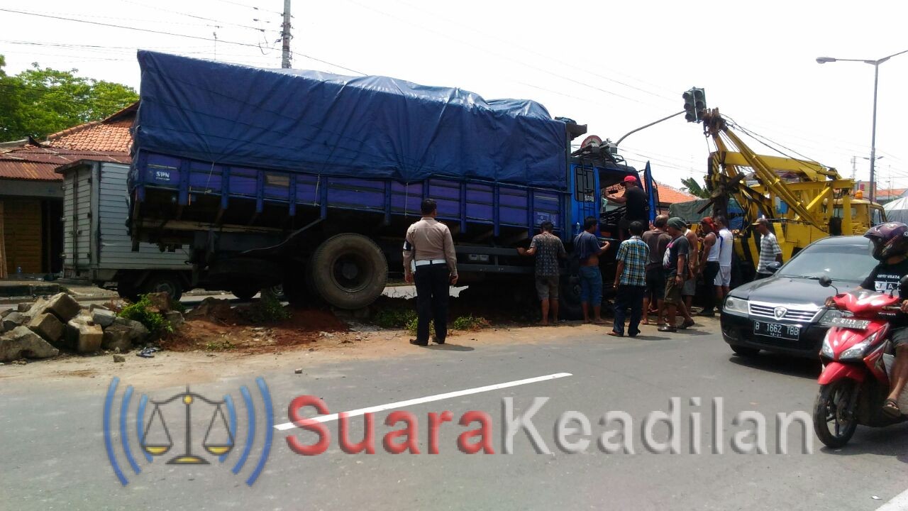 Diduga Sopir Ngantuk, Truck Loncat Jalur nabrak median pembatas jalan